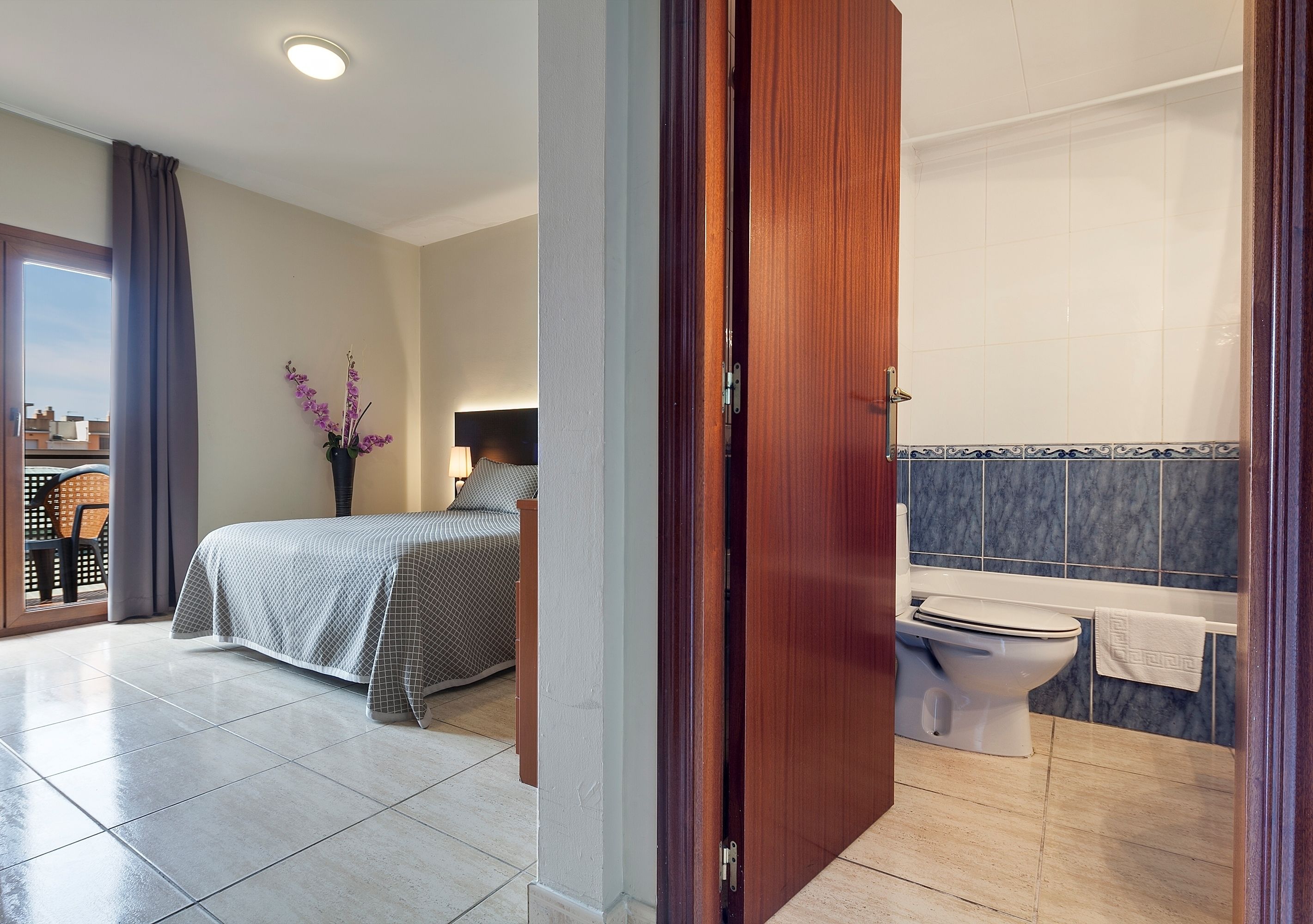 standard double room | bathroom | free toiletries, hair dryer, towels