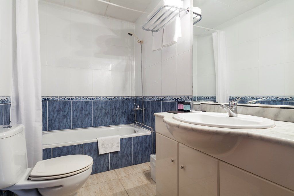 standard double room | bathroom | free toiletries, hair dryer, towels