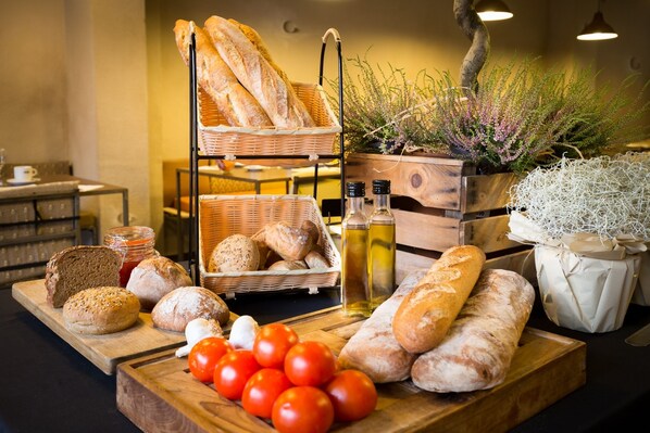 Petit déjeuner buffet (10.50 EUR par personne)