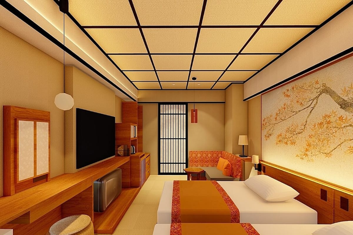 Caja de seguridad en la habitación y tabla de planchar con plancha