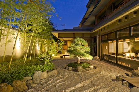 Courtyard. Kadensho, Arashiyama Onsen, Kyoto - Kyoritsu Resort