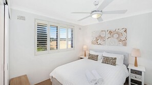 2 bedrooms, iron/ironing board, WiFi, bed sheets - Hi Surf 9 - Absolute Beachfront (AVOCA BEACH)