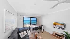 Living area - Hi Surf 9 - Absolute Beachfront (AVOCA BEACH)