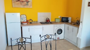Réfrigérateur, four à micro-ondes, surface de cuisson