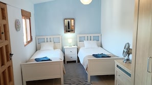1 chambre, bureau, fer et planche à repasser, accès au Wi-Fi (inclus)