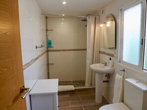 Dusche, Haartrockner, Handtücher, Seife