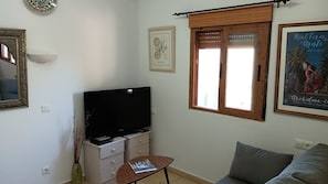 Téléviseur, lecteur de DVD, livres, sélection de films
