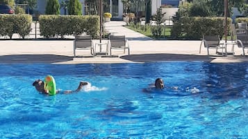 Alberca al aire libre por temporada y sombrillas en la alberca