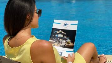 季節性室外游泳池,提供泳池遮陽傘和日光浴躺椅