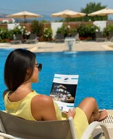 季节性开放的室外游泳池，池畔遮阳伞，日光浴躺椅