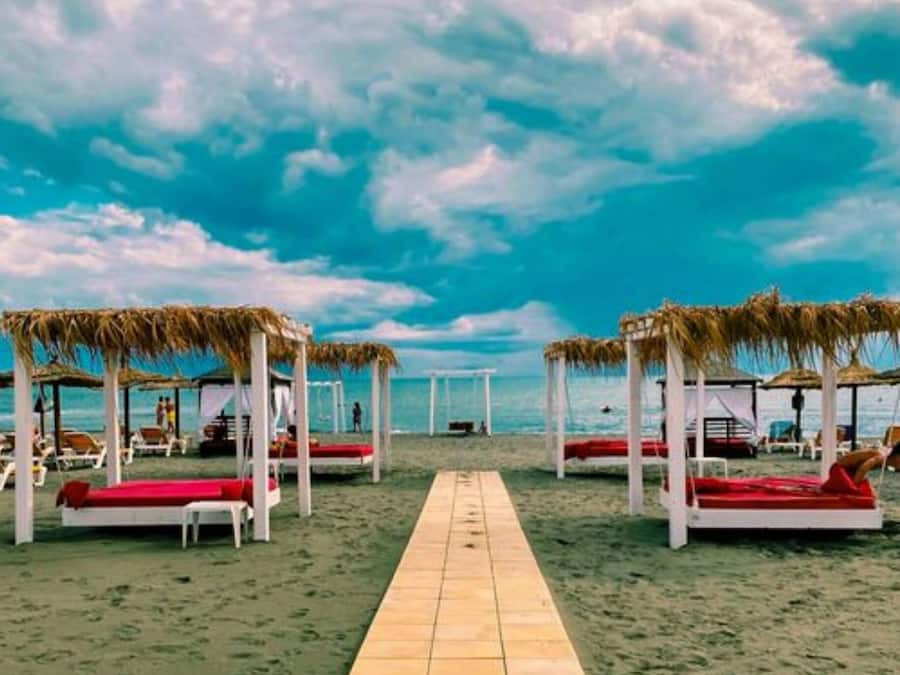 Tumbonas, sombrillas, toallas de playa y masajes en la playa