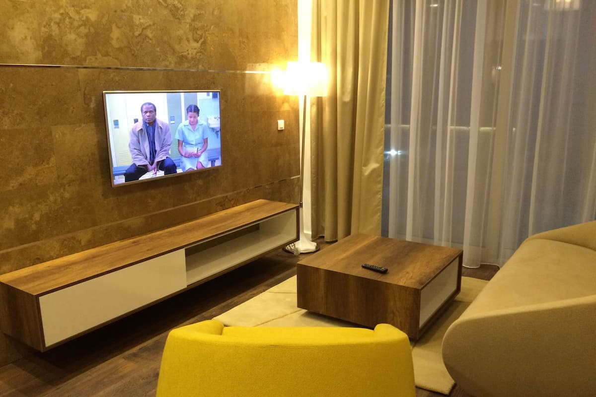 Deluxe Suite, Accessible, Garden View | 1 bedroom, premium bedding, down duvets, memory-foam beds