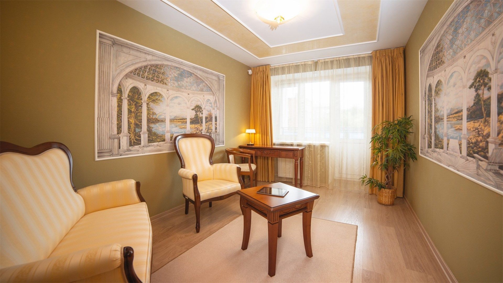 Suite, baignoire à jets | Salle de séjour | Télévision à écran plat