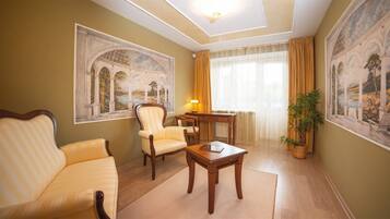 Suite, baignoire à jets | Salle de séjour | Télévision à écran plat