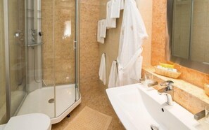 Kostenlose Toilettenartikel, Haartrockner, Bademäntel, Hausschuhe