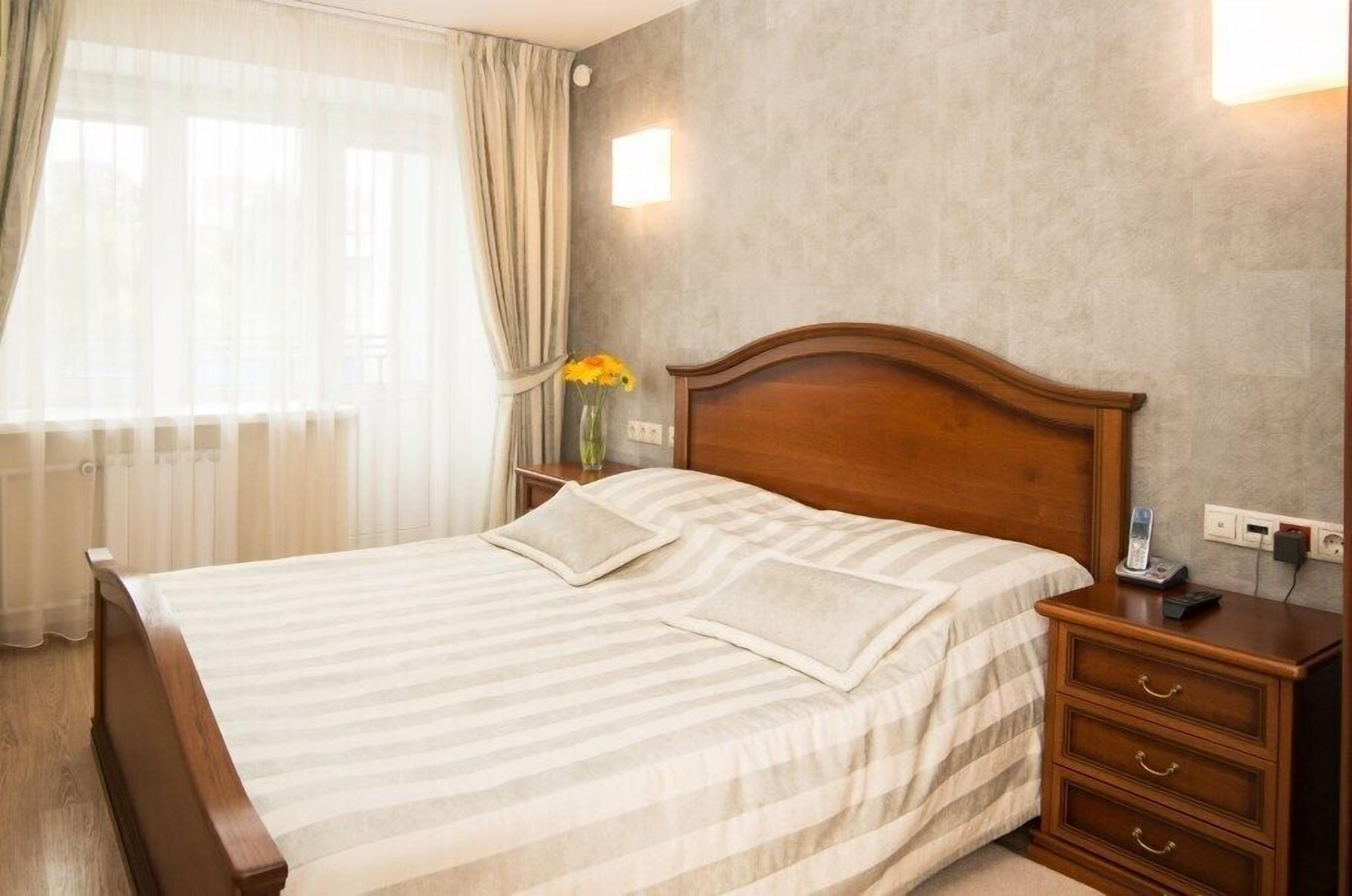 Junior-sviitti | Minibaari, työpöytä, pimennysverhot, äänieristys
