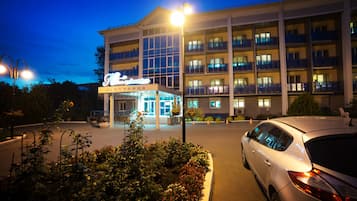 Majoituspaikan julkisivu illalla/yöllä