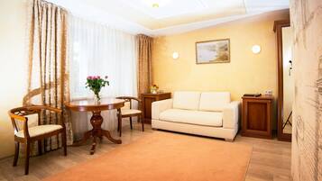 Sviitti, poreamme | Minibaari, työpöytä, pimennysverhot, äänieristys