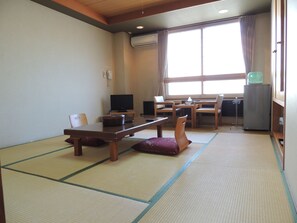 Tavanomainen huone, useita sänkyjä, tupakointi sallittu, jaettu kylpyhuone (Japanese Style) | Tallelokero huoneessa