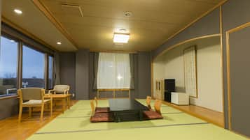 Japanese Style Room, Smoking, with Private Toilet | In-room safe