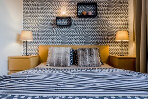 Departamento urbano, balcón | Decoración personalizada, muebles diferentes y cortinas blackout 