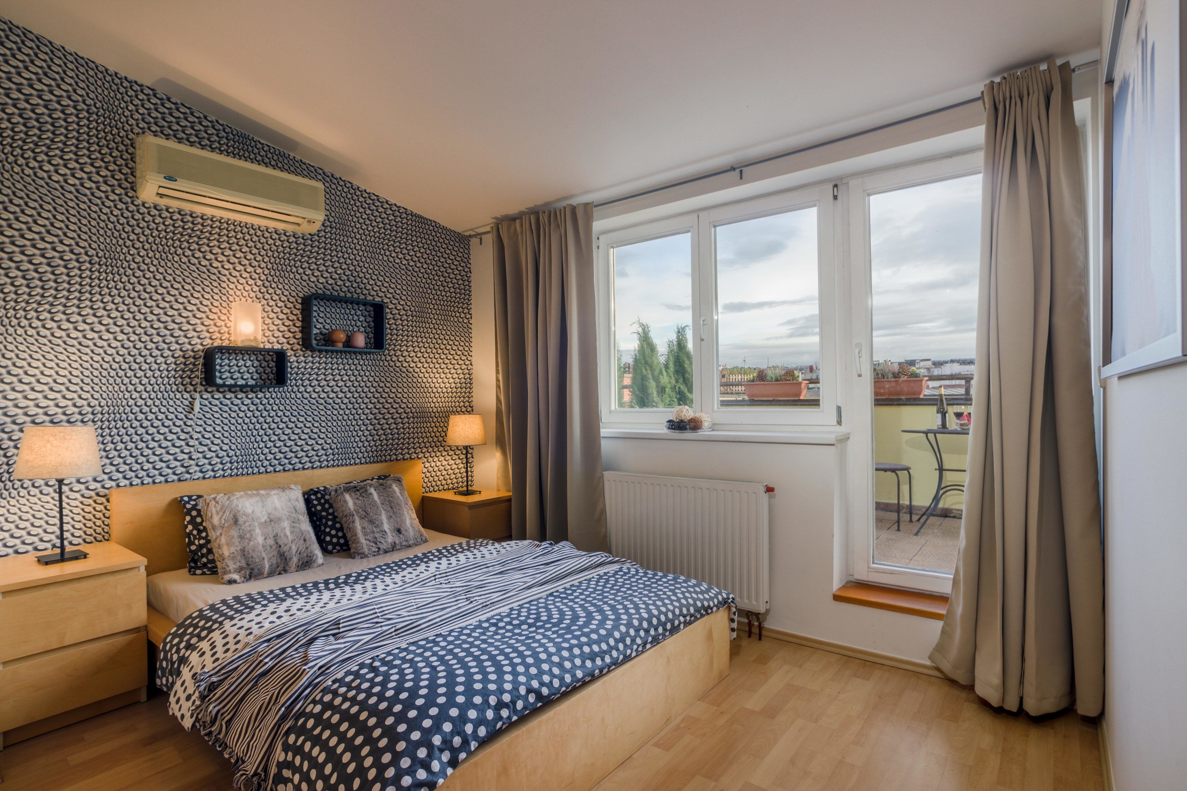 Kaupunkihuoneisto, parveke | Yksilöllisesti sisustettu, yksilöllisesti kalustettu, pimennysverhot