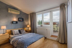 Decoración personalizada, muebles diferentes y cortinas blackout 