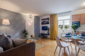 Departamento urbano, balcón | Área de sala de estar | Smart TV de 40 pulgadas con canales digitales y televisión 