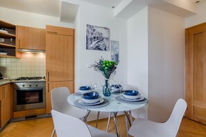 Departamento urbano, balcón | Comedor