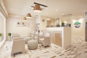 Coin salon dans le hall