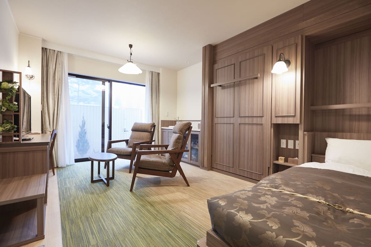 free minibar, in-room safe, desk, free wifi