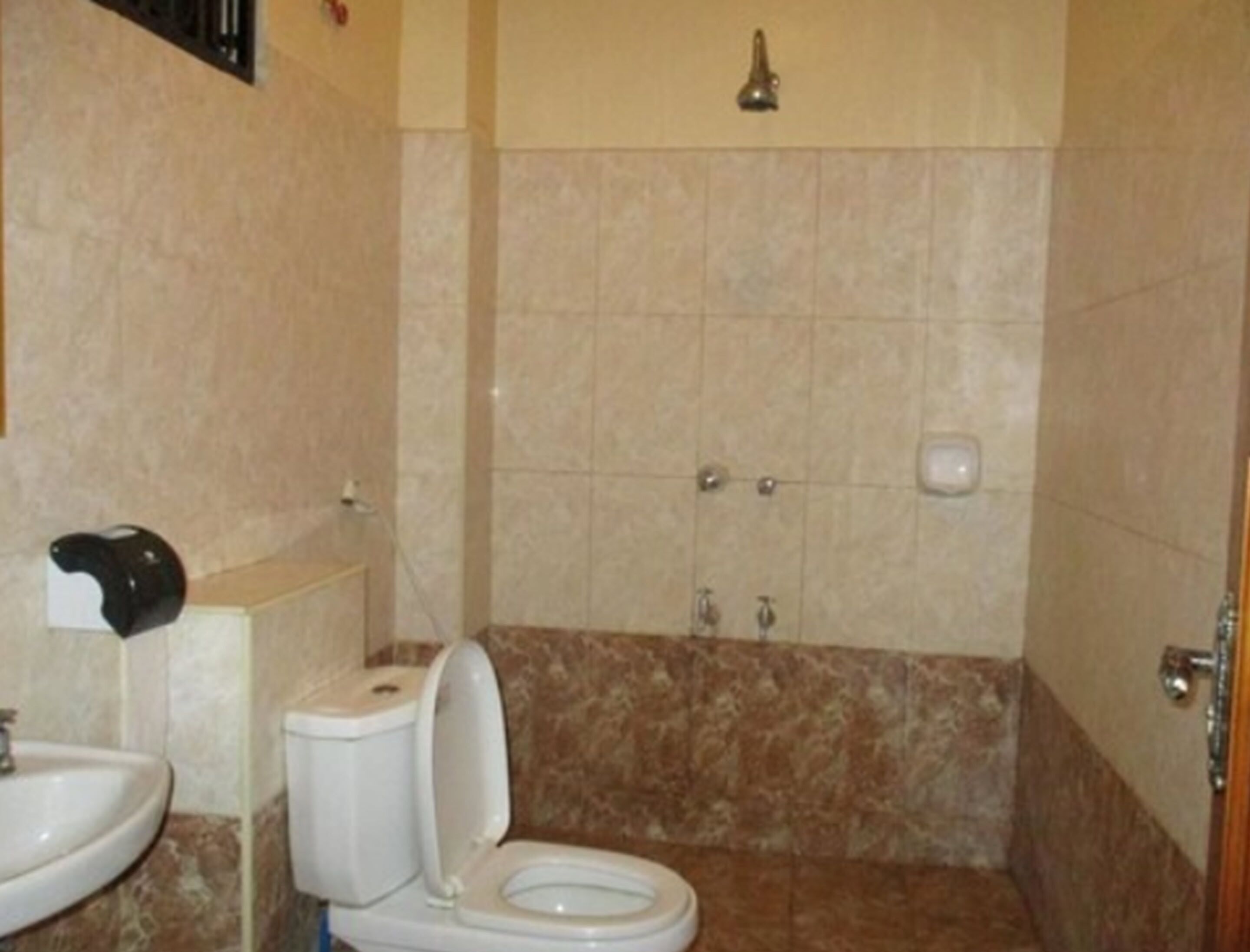 standard twin room | bathroom | shower, rainfall showerhead, free toiletries, slippers