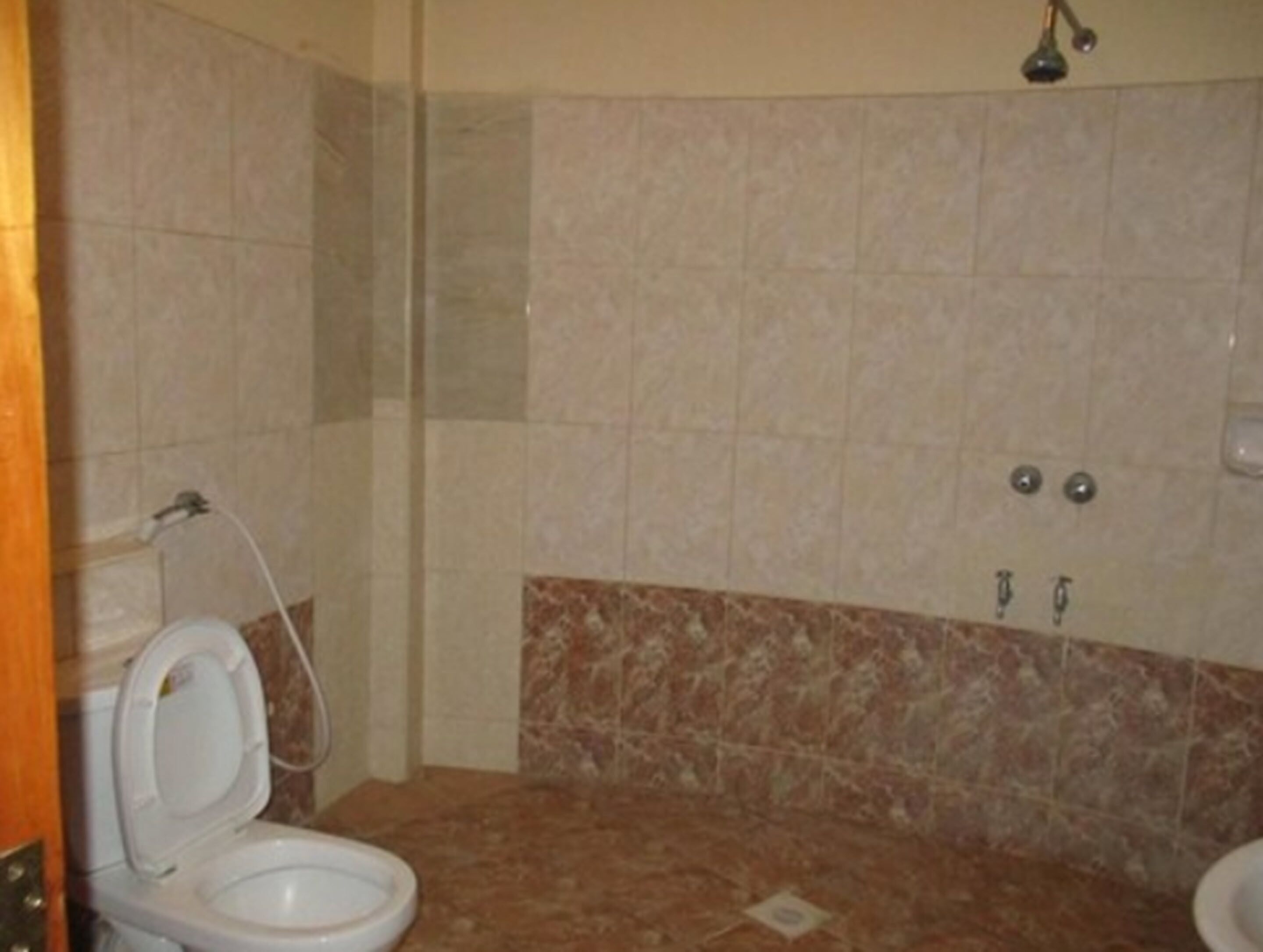 standard double room | bathroom | shower, rainfall showerhead, free toiletries, slippers