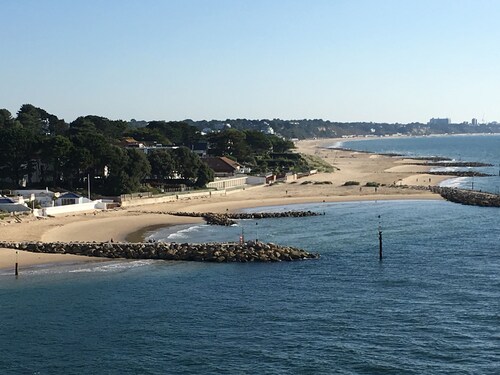 SHEPHERD'S HUT (DELUXE). Beautiful 1 bedroom, with patio, ideal for couples.