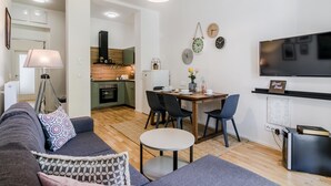 Leilighet – city | Oppholdsrom | En 40-tommers smart-TV med digitale kanaler samt TV