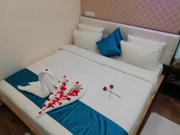 Luxury Room, Non Smoking | Rollaway beds, free WiFi, bed sheets