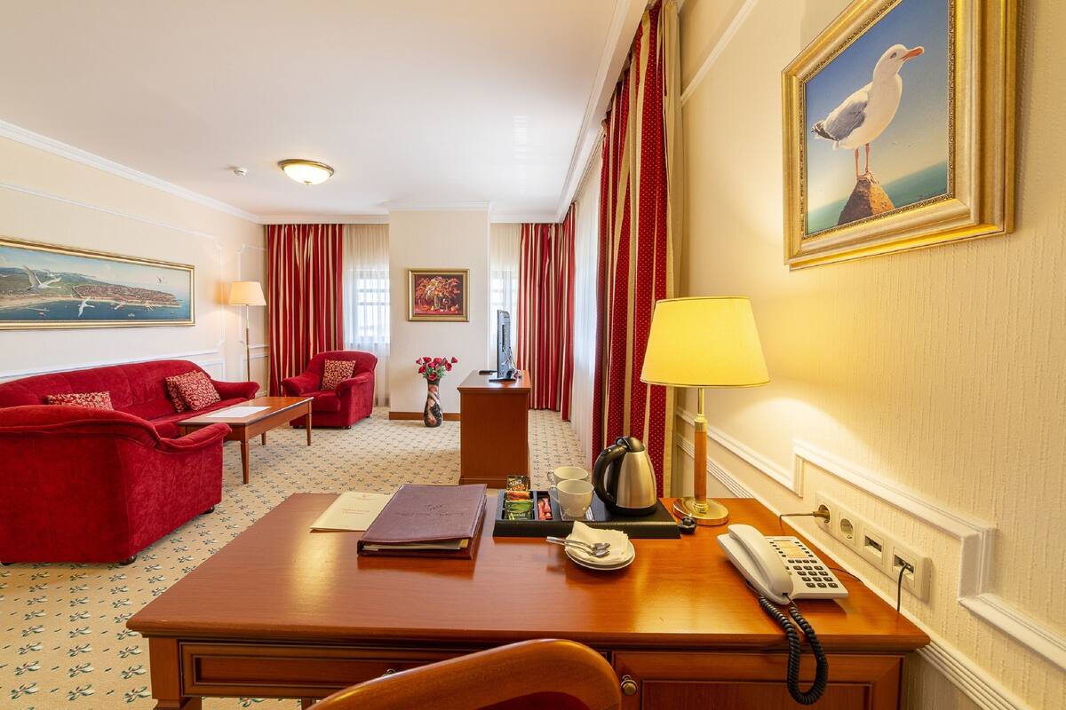 Business Suite, 1 King Bed, Non Smoking | Living room