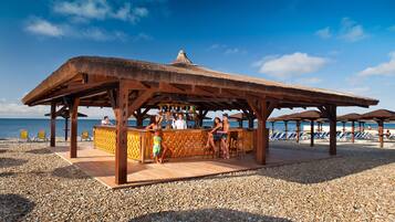 Swim-up bar