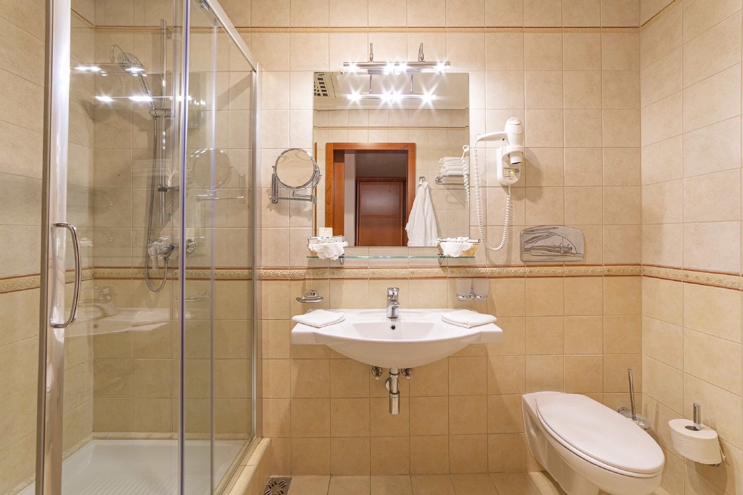 Standaard Twin kamer, 2 eenpersoonsbedden, niet-roken | Badkamer | Een douche, gratis toiletartikelen, een haardroger, badjassen