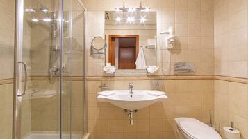 Standaard Twin kamer, 2 eenpersoonsbedden, niet-roken | Badkamer | Een douche, gratis toiletartikelen, een haardroger, badjassen