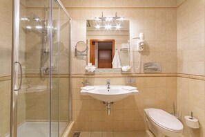 Standaard Twin kamer, 2 eenpersoonsbedden, niet-roken | Badkamer | Een douche, gratis toiletartikelen, een haardroger, badjassen