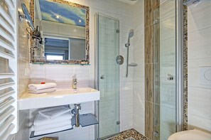 Apartment, Mountain View (Bergfeuer) | Bathroom | Shower, free toiletries, hair dryer, slippers - Ferienwohnungen Gästehaus Lärcheck (Berchtesgaden)