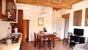 A compact living space with a kitchen, dining area, and a seating area. - B&B Stradivari (Cremona)
