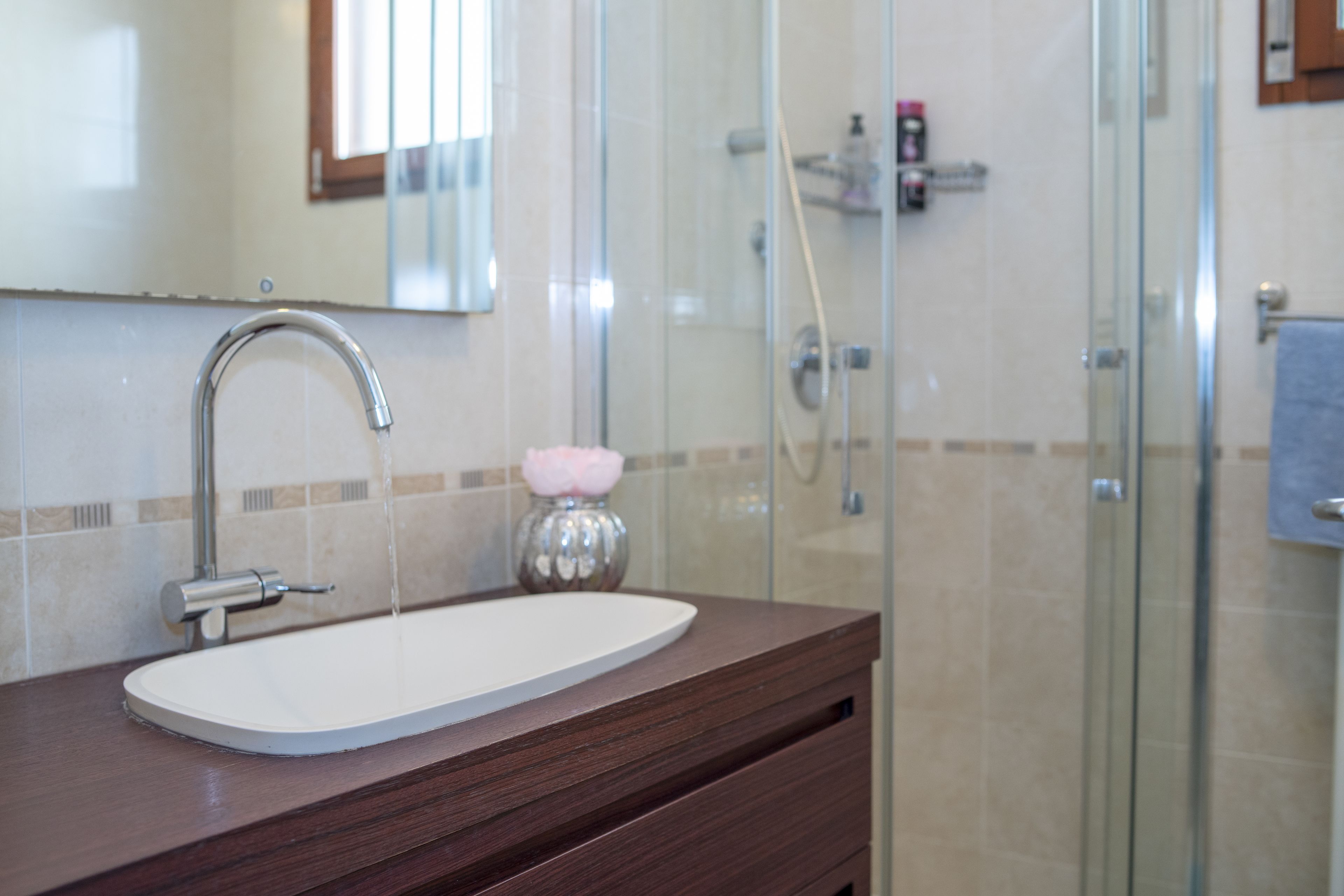 Apartamento, 2 habitaciones | Baño | Ducha, bidé, toallas y champú