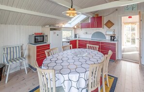 Fridge, microwave, stovetop, dishwasher - Beautiful home in Brenderup Fyn (Brenderup Fyn)