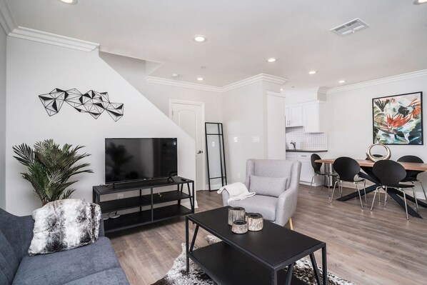 فيلا (3 Bedrooms) | غرفة المعيشة | تلفزيون بشاشة مسطحة