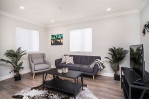 فيلا (3 Bedrooms) | غرفة المعيشة | تلفزيون بشاشة مسطحة