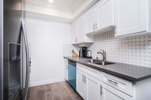 فيلا (3 Bedrooms) | مطبخ خاص | ميكروويف، موقد طهي مسطح، غسالة أطباق، مستلزمات طهي/أطباق/أوعية