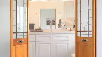 House (2 Bedrooms) | Private kitchen | Microwave, stovetop, dishwasher