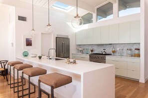 Casa (3 Bedrooms) | Cocina privada | Microondas, parrilla de estufa, lavavajillas y utensilios de cocina